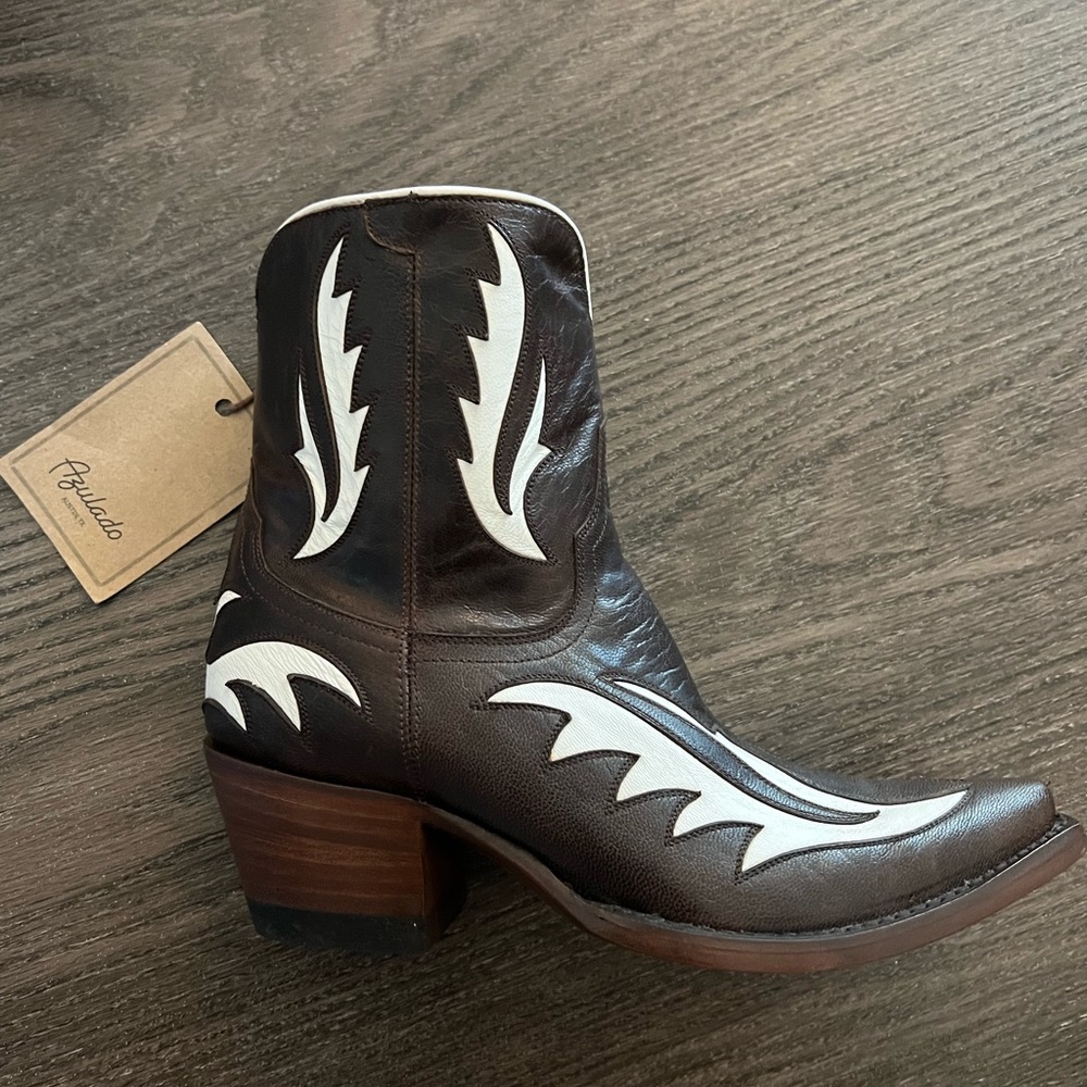 Azulado Snip Toe Cowboy Boots